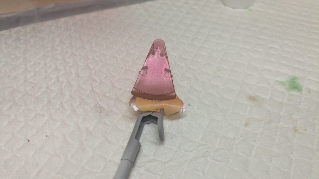 表面には水栓ホビーカラーのクリアーレッドを4層。画像は1層目なんですが…これがまあ、、全然発色しない🥲ただのピンクやんけ、、レッドミラージュB4デストニアスかいな😅で、ようやく発色した4層目、厚塗りしたせいか内側のシルバーはほとんど見えません😅まあ、、これはこれでアリな表現方法な気がします⤴内部メカは無塗装、外装も合わせ目・パーティングライン一切処理しない手抜き仕上げです(笑)ガンプラと違ってディテールは甘いし表面もガタガタなのでやりだしたらキリが無い💦パーツのハメ合わせも良くないので組みにくいですし、やはりカプセル「トイ」なんだなー、と思わせられる製品でした😅もちろんちゃんと作れば格好良いんでしょうけどね✌️裏面は輝度の高いメッキ調シルバー、表面は深みのあるラッカー系クリアーを使えばもっと違ったかなー、、勉強になります😊最後までご閲覧いただきありがとうございました(*^O^*)