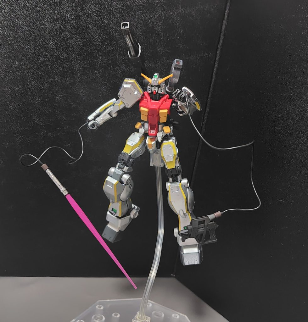 〇スティグマ戦法・改両腕のアームシールドに1本ずつ仕込んであるワイヤーを使用し、ビームサーベルやビーム・ガンを手元から離してても自在にコントロールする。特にビームサーベルは投げ付けた後にワイヤーで引き戻すという芸当も行うので、相手からすればビームサーベルが勝手に動いているように見えてしまうらしい。※アニメでもスティグマ戦法による置きビーム・ガンを披露しています。