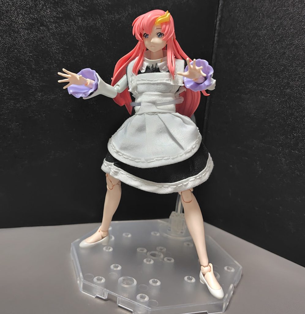 まず最初はメイド服。ミーアならともかく、ラクスの場合はロングスカートのほうが似合うのかもしれませんね。