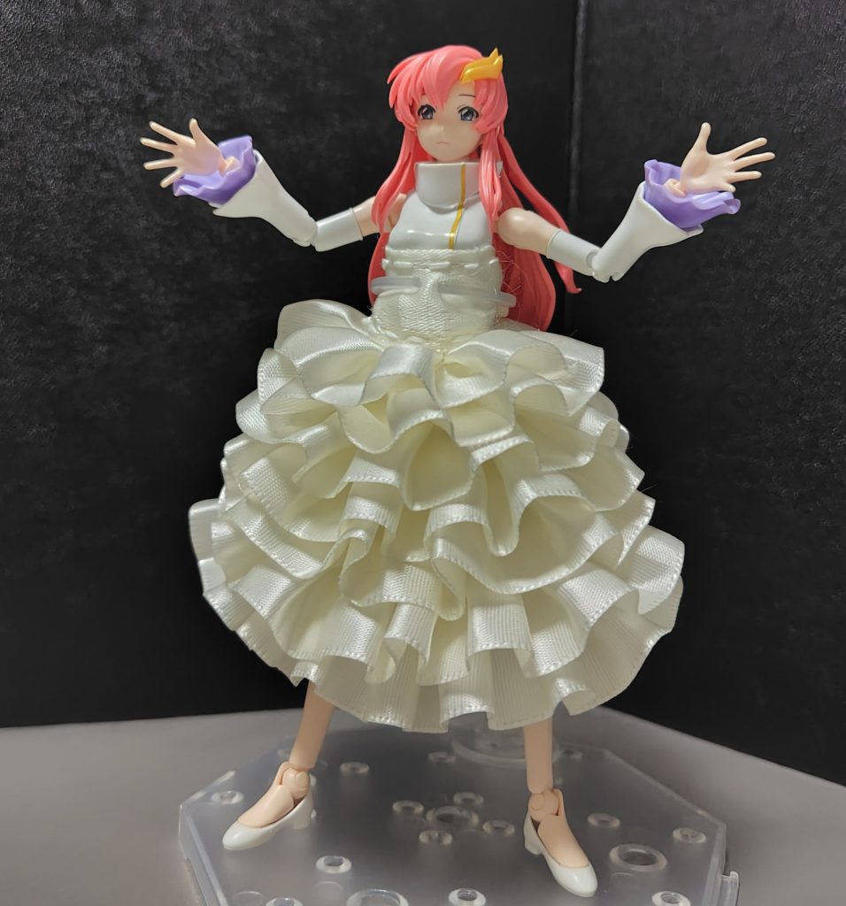 フリルいっぱいのスカートです。実は失敗作で、下地に作ったスカートが小さかった事もあり、フリルの拡がりが小さくなってしまいました。