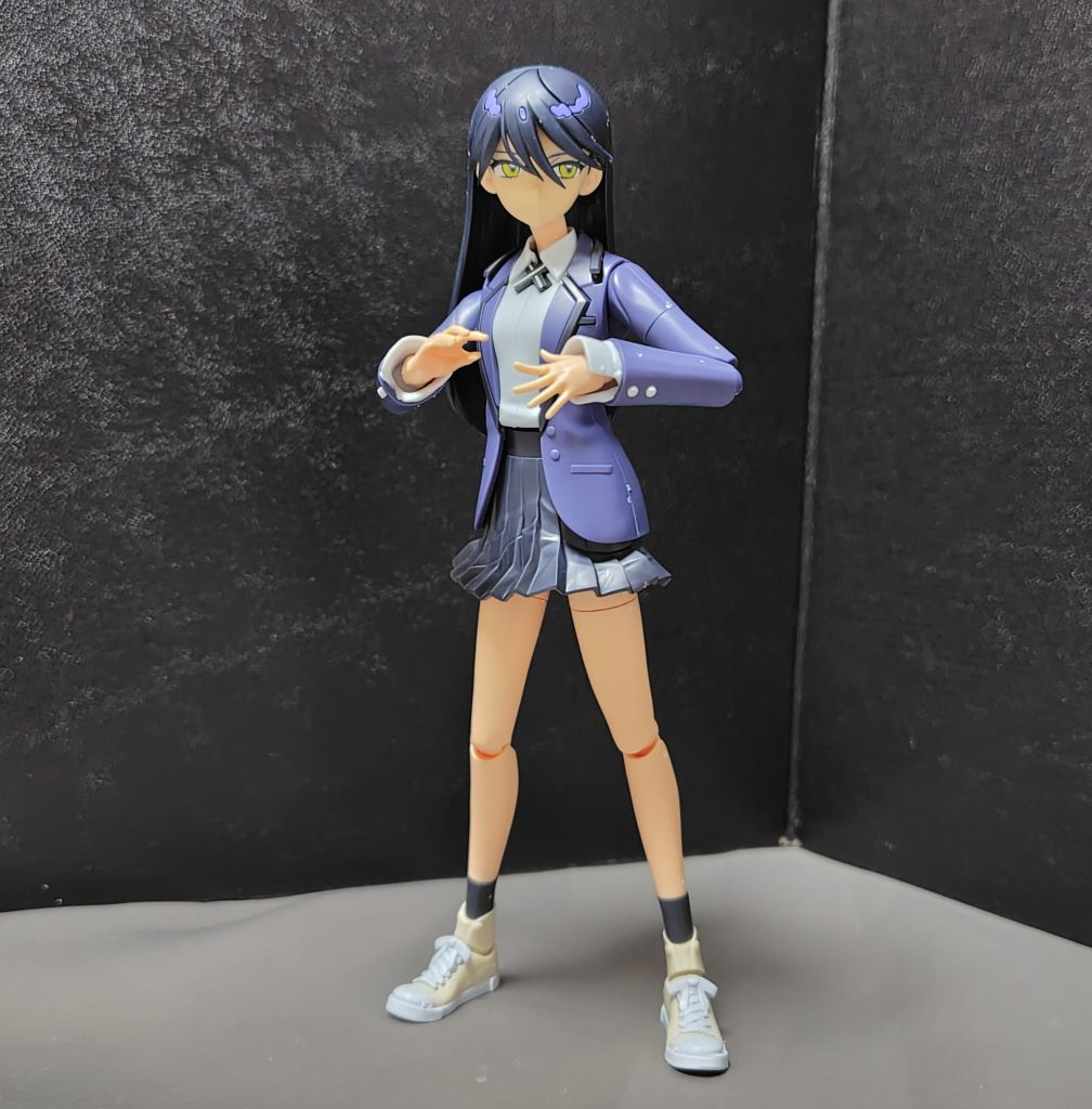 とまぁ見てくれは良いんだが、個人的に不満な点がいくつかあります。まず一つは「スカートのせいで脚がほとんど拡げられないという点」膝は曲げられるが、股関節部分が先ず動かないというのは致命傷です。これはあの忌まわしいプラモ、紫々部シオンを彷彿とさせてしまいます。これだけでも私の中では凄いマイナスになっています。※一応差し替え用で拡がったスカートもありますが、そこまで変わりません。