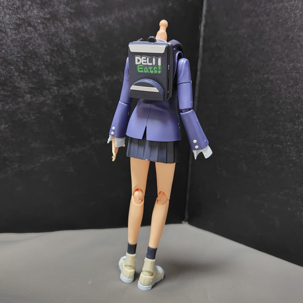 背中には〇ーバー〇ーツのようなバックパックを背中に装備出来ます。