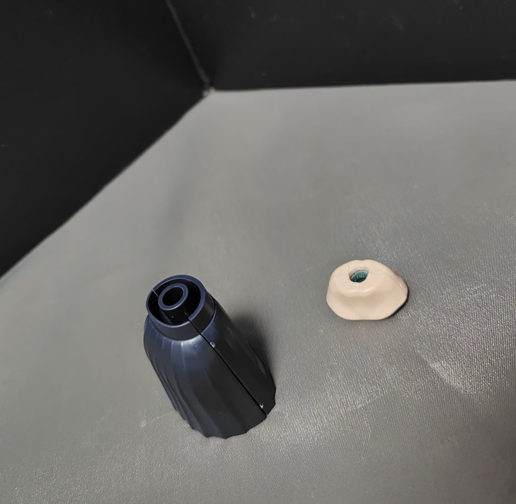 不満な所もう一つ挙げるとするならば、「スカートを外した際に下着のみの姿が出来ない」という点。おかしいですよ、バンナムさん！？これの原因はスカートが繋ぎとなる腰部を兼任してあることです。これも個人的には凄いマイナス点になってます。ただ、ここで諦める私ではない。要は繋ぎとなるパーツがあればいいということなので、複数買ってあったミオリネさんの腰部のパーツを加工して身体が繋がるようにしてやりました。