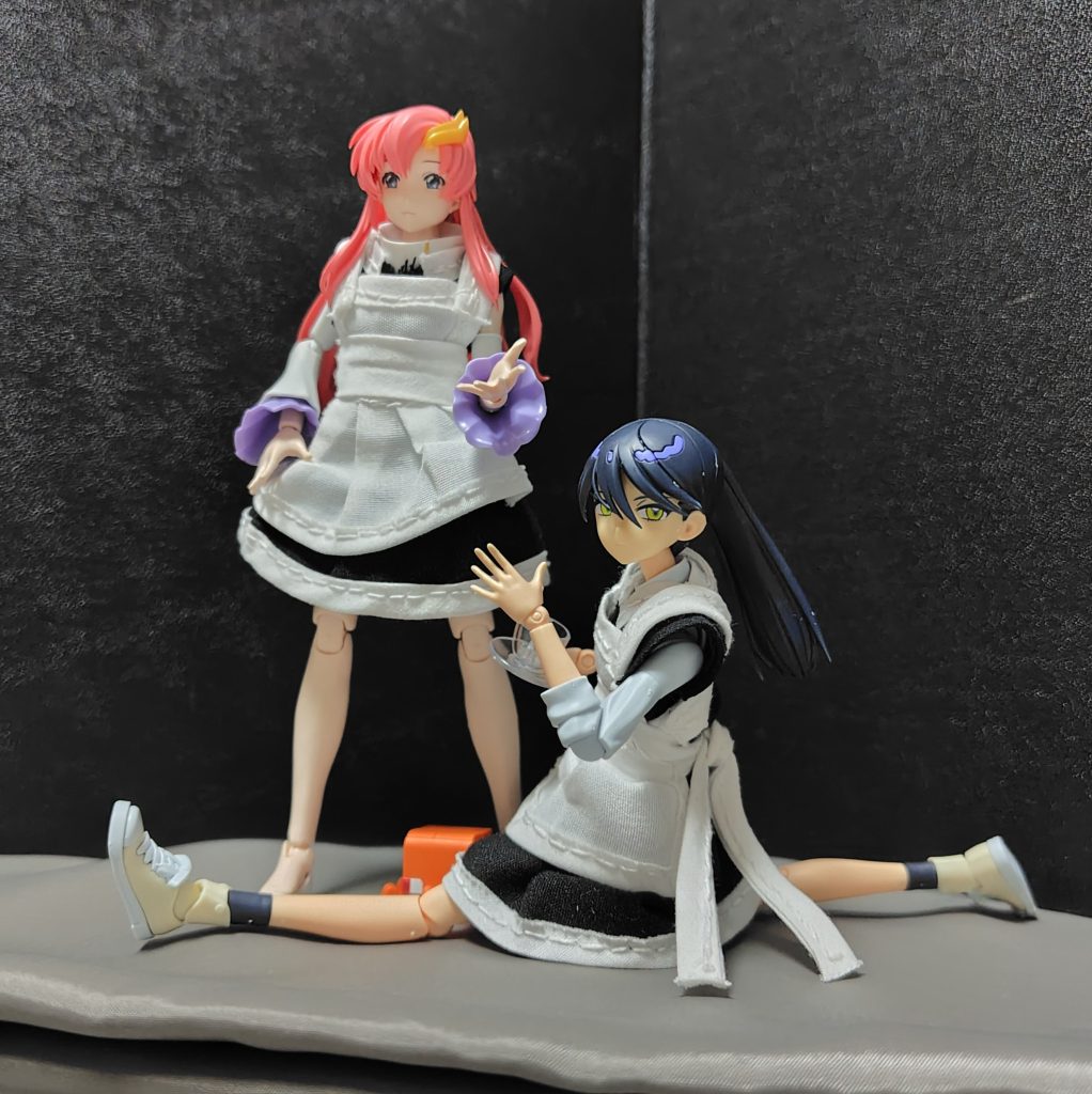 特に意味は無いが、身体は柔軟だとアピールするメイドさん。