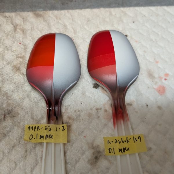ヤジルシさんhttps://gumpla.jp/author/yajirushiのアドバイスを基に、白立ち上げの上掛けレッドをテスト。隠蔽力の高いハーマンレッドよりも、クリアカラーで様子を見ながら重ね掛けしたほうが良いのでは？ということで、ハーマンレッドは8倍希釈、クリアルージュは3倍希釈で比較してみました💡画面上だとほとんど違い無いようにも見えますが、クリアルージュのほうがブライトかつコントラストが強めに出ます💡また、3層目以降の色変化が少ないので、重ね具合によるムラも目立たないような気がします。対してハーマンレッド、8倍希釈は流石に薄すぎかと思いきや意外と塗れます💡が、エアブラシのコントロールが難しい…スプーンのように単純な形状だから良いものの、複雑なパーツだと多分失敗するでしょう😱比較すると、色味はやや紫よりの暗めに見えます。 今回は重厚かつ鮮やかな色味にしたいのと、失敗しづらい希釈率ということでクリアルージュ採用としたいのですが…もう少しだけ重みが欲しいんだよなー、、ハーマンレッド＋クリアルージュ上掛けも試したくなりました🤣 それから痛感したこと💡ネットの画面なんかでは、色味を確認するのは無理😅自分の目で確かめるというのがやはり大切👍（2枚目）