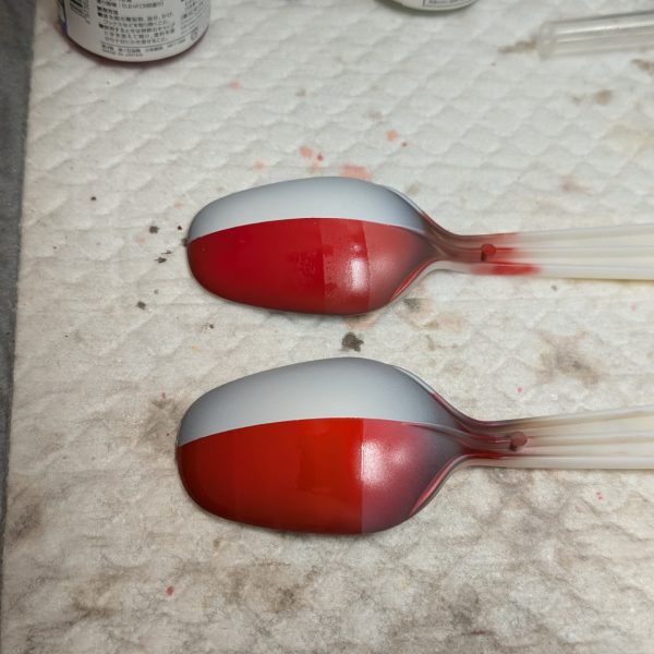 ヤジルシさんhttps://gumpla.jp/author/yajirushiのアドバイスを基に、白立ち上げの上掛けレッドをテスト。隠蔽力の高いハーマンレッドよりも、クリアカラーで様子を見ながら重ね掛けしたほうが良いのでは？ということで、ハーマンレッドは8倍希釈、クリアルージュは3倍希釈で比較してみました💡画面上だとほとんど違い無いようにも見えますが、クリアルージュのほうがブライトかつコントラストが強めに出ます💡また、3層目以降の色変化が少ないので、重ね具合によるムラも目立たないような気がします。対してハーマンレッド、8倍希釈は流石に薄すぎかと思いきや意外と塗れます💡が、エアブラシのコントロールが難しい…スプーンのように単純な形状だから良いものの、複雑なパーツだと多分失敗するでしょう😱比較すると、色味はやや紫よりの暗めに見えます。 今回は重厚かつ鮮やかな色味にしたいのと、失敗しづらい希釈率ということでクリアルージュ採用としたいのですが…もう少しだけ重みが欲しいんだよなー、、ハーマンレッド＋クリアルージュ上掛けも試したくなりました🤣 それから痛感したこと💡ネットの画面なんかでは、色味を確認するのは無理😅自分の目で確かめるというのがやはり大切👍（3枚目）