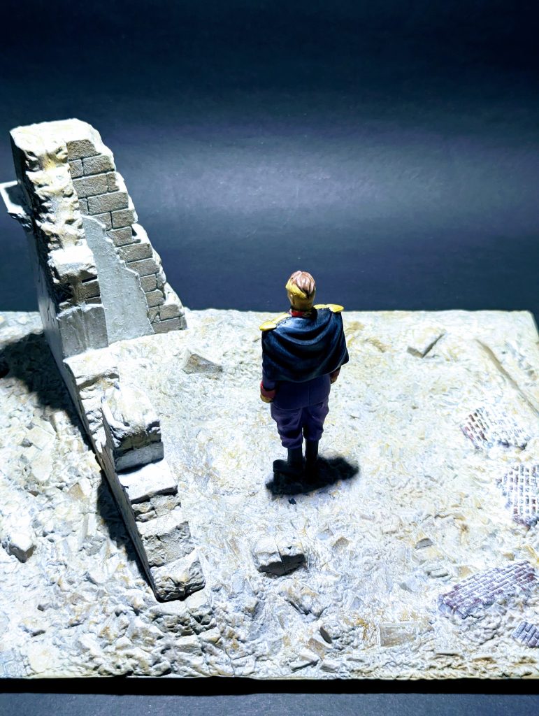 「曲射榴弾！！増援が来たなっ」装甲により緩衝されたものの、被弾した脚を引きづりながら猛攻に耐えていたノリスの頭上に、無数の放物線が尾を引きながら敵軍各所で一斉に炸裂していた。その後を追うように友軍のＪ型中隊が殺到する。激闘が終わり、辺りは一面瓦礫の山となり近代的だった街の風景は悉く変わってしまっていた。粉塵が舞う中、兵達は後処理や略奪に動き回っている。ノリスは激戦の跡地で、独り黙祷を捧げていた。「勝ったが、、、ご当主様から拝領した愛機を、私の未熟で失ってしまった。お赦し下さい、ご当主様、、、」若い将校が駆け寄る「少佐、そろそろ出立のお時間ですが、、」「分かっておるっ！」「戦争を教えてやる、、、フラットランダー」号令が鳴り響く中、墓標に背を向け一路北西方面へ歩み出す。春の訪れを感じさせる風が、肌に心地よかった。 最後までご覧頂き、ありがとうございます😃寄り道しましたが、年度内なんとか間に合いました笑次も陸戦型を考えておりますっ