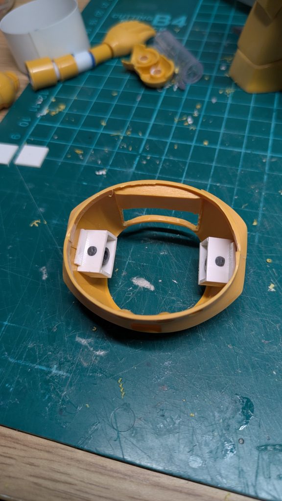 肩関節はプラ板とポリキャップて制作。