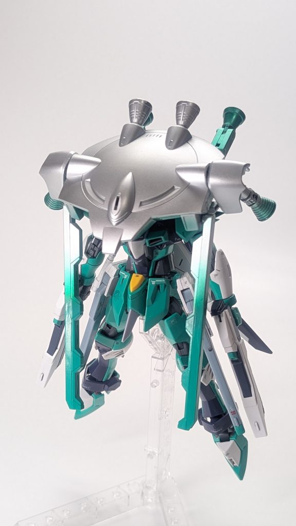 クラゲモード(MA形態)に変形。ミラージュコロイドで透明にでもなってくれるとクラゲらしさ増していいですね(願望)クラゲっぽいフォルムにしたくて左右対称&下に伸びるものが沢山に見えるような武装攻勢にしました(自己満足)