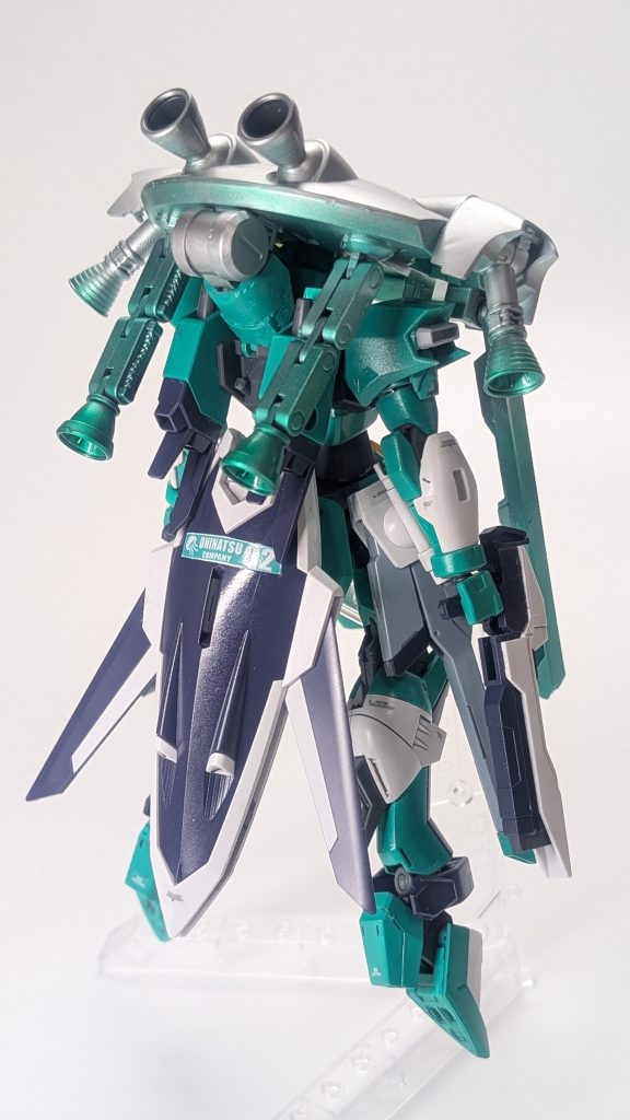 シールドは腰にマウントできるように軽く弄っています。腰半周させてシールド前に持って行った方がシルエット変わってイイかもとか悩んだけどレールガンが逆向きになるとか色々考えて止めましたw