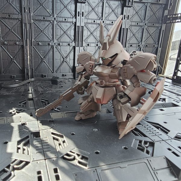 フォロワーの方がνガンダム作ってたので触発されてサザビー作成開始しました笑部分改修、モールド追加バックパックは穴埋めしてモールド追加、バーニア増設肩アーマー腰アーマー改修、足バーニア増設いや、SDEX出来よくてかっこいい😍（2枚目）