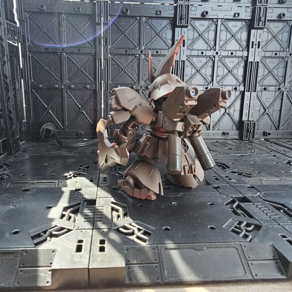 フォロワーの方がνガンダム作ってたので触発されてサザビー作成開始しました笑部分改修、モールド追加バックパックは穴埋めしてモールド追加、バーニア増設肩アーマー腰アーマー改修、足バーニア増設いや、SDEX出来よくてかっこいい😍（4枚目）
