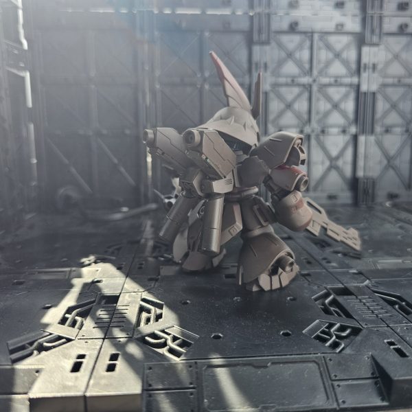フォロワーの方がνガンダム作ってたので触発されてサザビー作成開始しました笑部分改修、モールド追加バックパックは穴埋めしてモールド追加、バーニア増設肩アーマー腰アーマー改修、足バーニア増設いや、SDEX出来よくてかっこいい😍（5枚目）