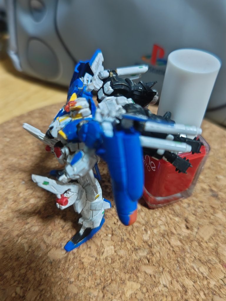 黄色と緑のアクリルガッシュをまぜまぜして、蛍光色ぽい緑ができたのであちこち塗りました。意外と筆でも目も塗れたのが、少し筆に慣れてきたのかなという感じです。はみ出しても水つけた綿棒で拭き取れば消せるので、楽ではありました。
