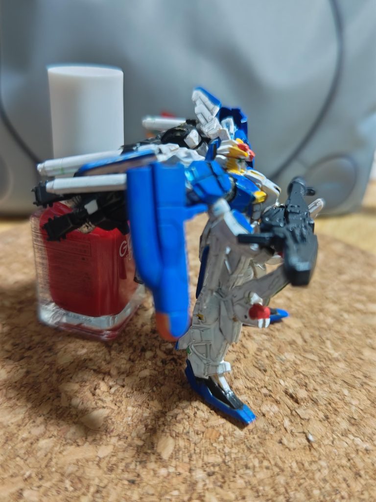ガンダムコンバージを参考に、バックパックを左右入れ替えたりして差し替えることで、どうにかこのポーズが取れる位には腕の可動域を確保できました。