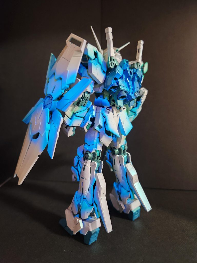 やっぱりデストロイモードのほうがサイコフレームが見えてるのでグラデーションが映えますね。ブラックライトにもしっかり反応して綺麗に光ってくれました。以下ポージングです。