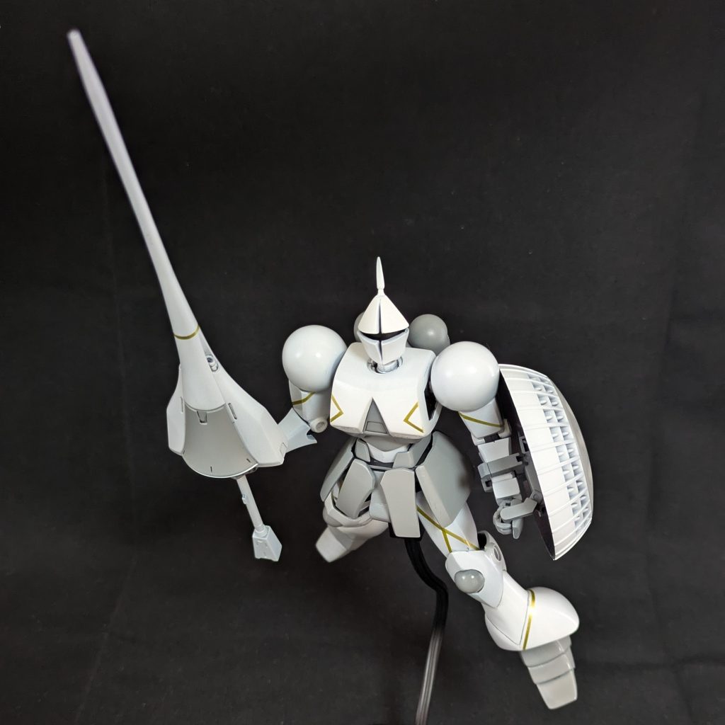 スタンド用のハードポイントをつけたので浮かせて飾れます。