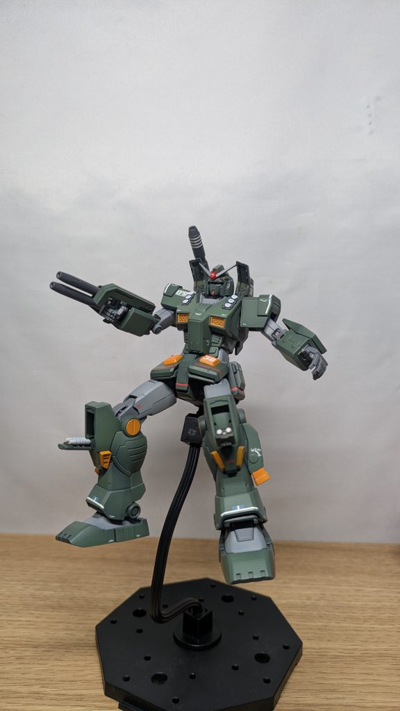 肩のミサイルポッドを塗り分けてなかったので筆で塗りました。