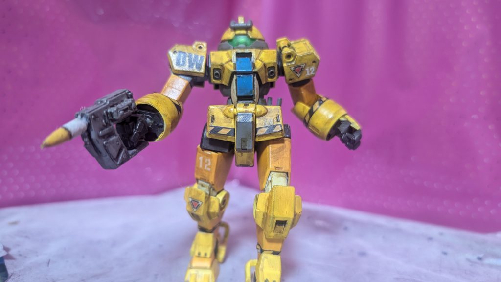 解説「フォルドの夜明け」のガンダムのテロ行為以降、休校を余儀なくされたアスティカシア高等専門学園。ジュターク社のグエル・ジュターク新社長の元、再建される時に学園では新規に新型MSユザールを購入することになり、現存していたデミトレーナーは民間に払い下げれることになった。その際に武装と思われるものは全て取り払い、ドライブ不可にデチューンされ作業用MSとして生まれ変わった。