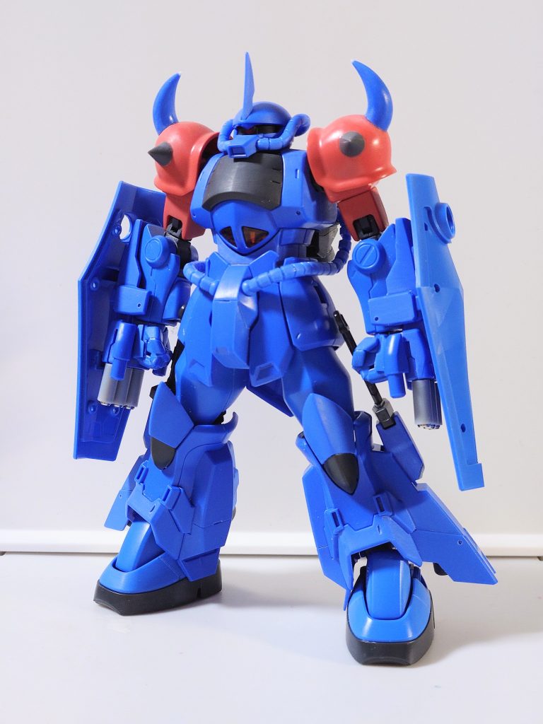 グフR35は肘を曲げた時に盾が背面に回ってしまうのが気になっていたので、ザクⅡの肘関節を移植してロール軸を追加しました。末広がりのスタイルにしたかったので、肩もザクⅡのものを使用して小さくしています。バルカンポッドは指が長すぎる印象だったので、プラパイプでグフカスタムの3連装砲のようなデザインに変更しました。プロポーションは腹部で1mm延長。モノアイはレジンで作成しました。