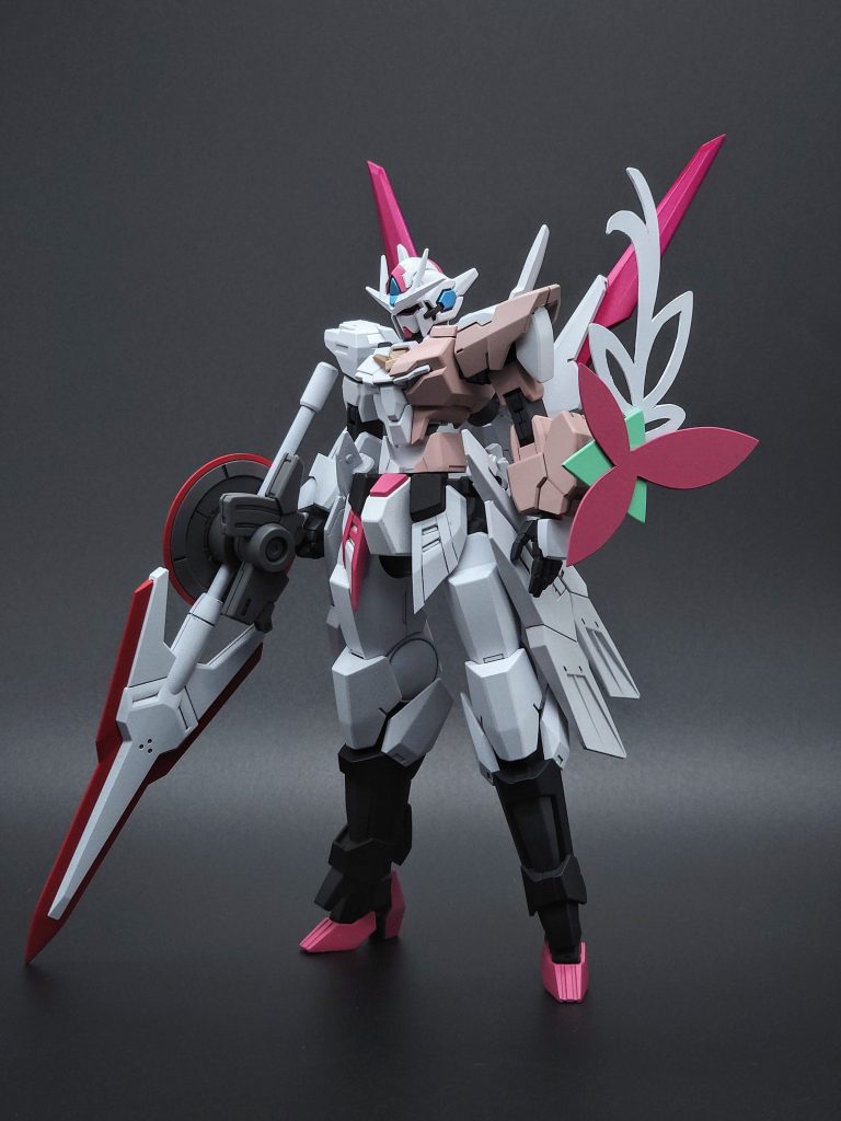 上半身は衣装をイメージして左半身を増加装甲で覆ったようなデザインにしました。右側フロントスカートにはAの意匠を入れています。シールドは髪飾りのデザインをそのまま使用しました。