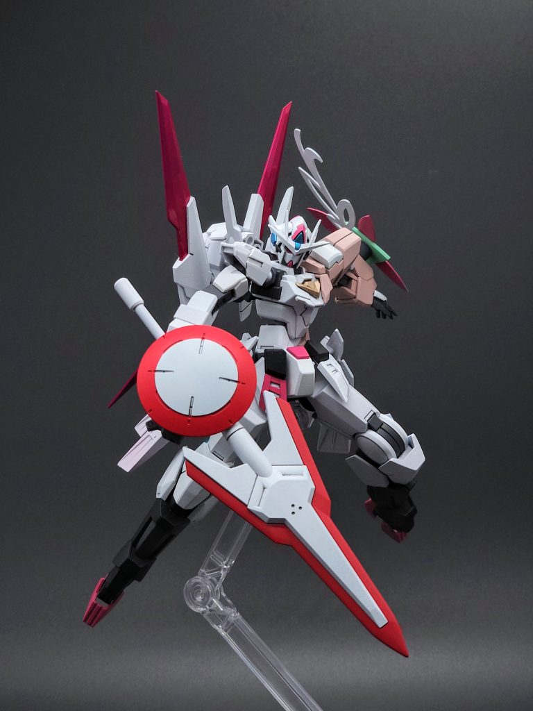 武装はライフル、シールド、ランスの複合兵装でGeoGuessrのピンをモチーフにしています。