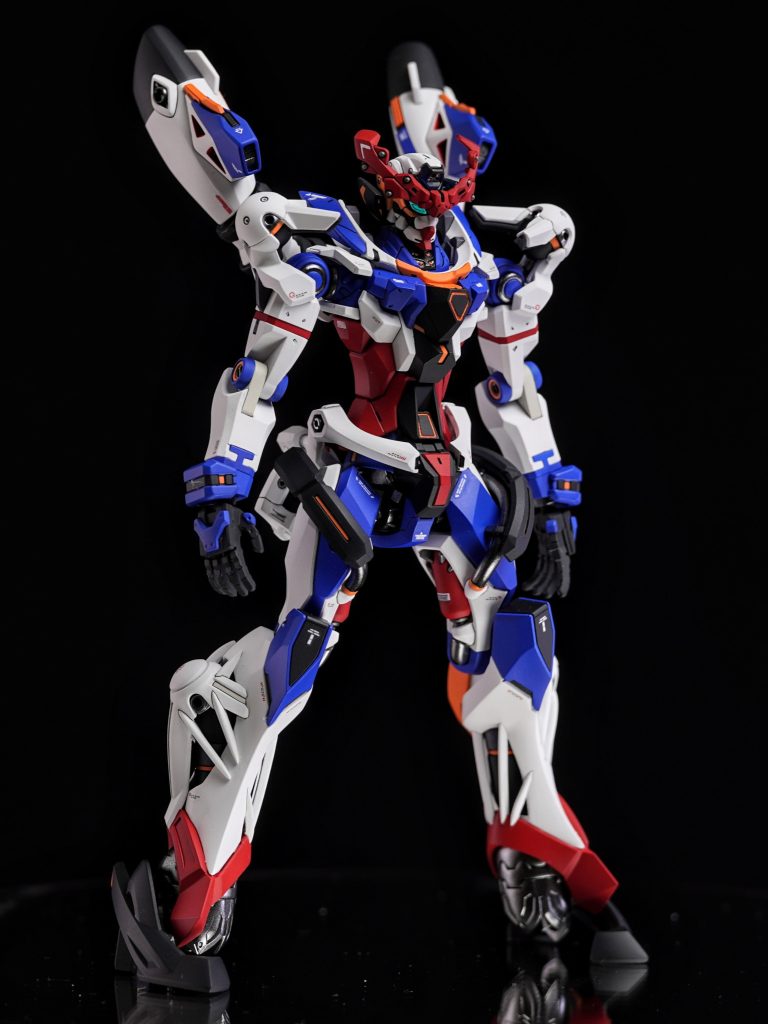 まずは正面です!塗装レシピは動画で紹介してますが、ブルーに拘ってヒロイックな仕上がりにしました!それと今回胸とお腹のオレンジラインは0.3mmのタガネでモールド化して塗り分けてます💡