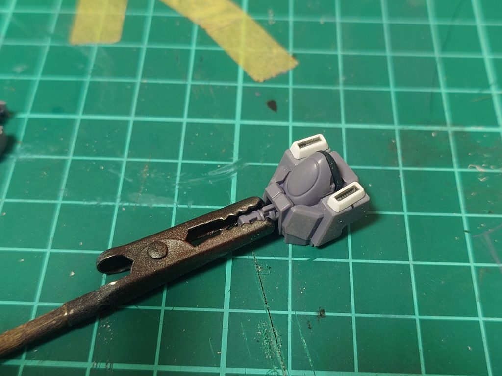 背面背中全然ちがーう!!ので、とりあえず上のスラスターは平らに均して、ダクトをセミスクラッチで作って、ポン付け!