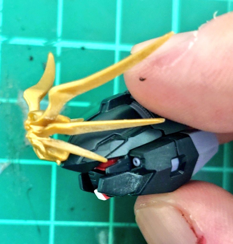 顔芸能人とガンダムは顔が命!漫画の表紙と比較してアゴの主張が弱い気がしたので、アゴに0.5ミリのプラ板を貼って主張を強めました。