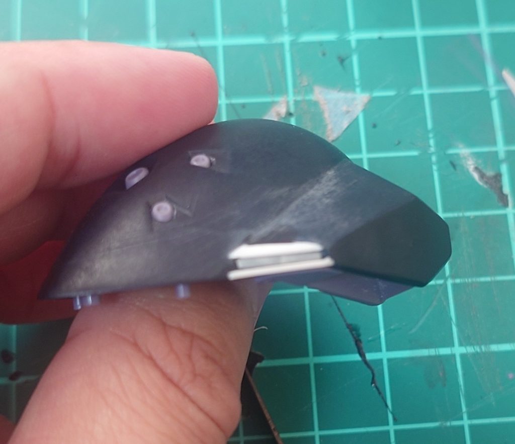 リアスカートリアスカートのセンサー部分もセンサーを一回切り飛ばし、プラ板とパテでエアインテークチックなのを作って、センサーも自作!w