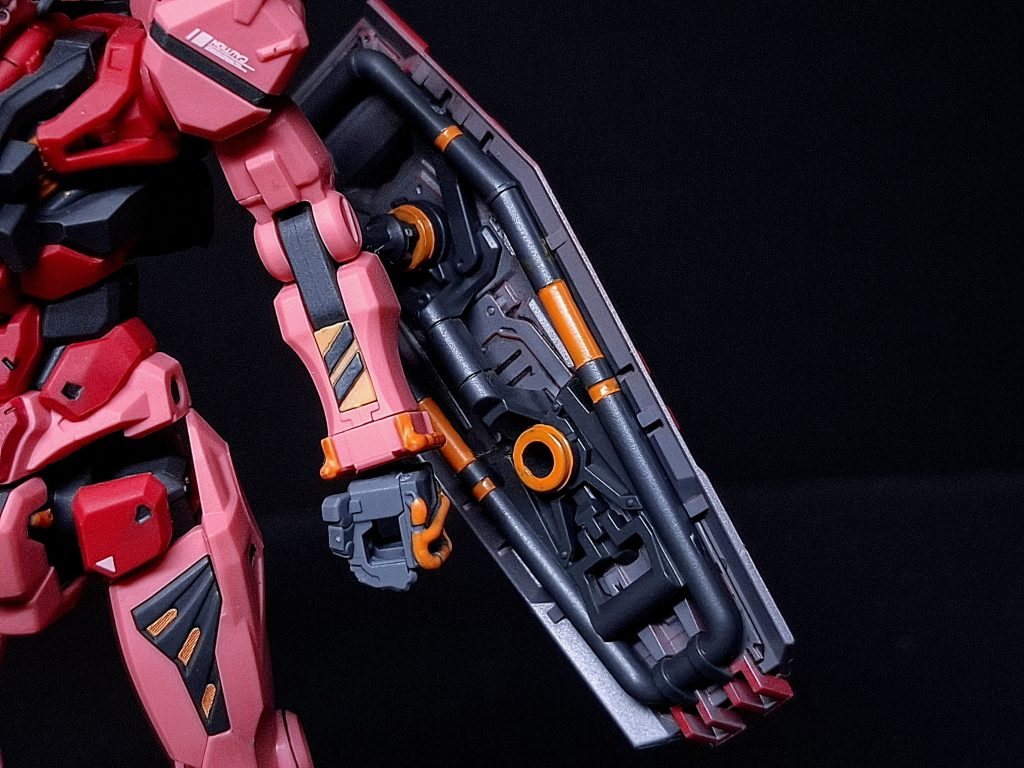 シールド裏は一応赤いところはグレーで塗りつぶし、オレンジのところも可能な限り塗り訳しました。何度も重ねてようやくきれいなオレンジになりましたッ!!!