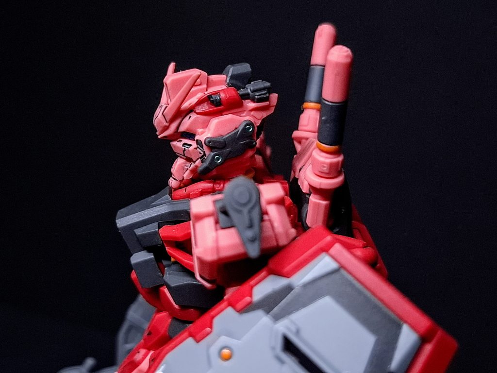 試作αサイコミュを搭載しているのでメタリック塗装しててみましたが、すんごくちっちゃいです