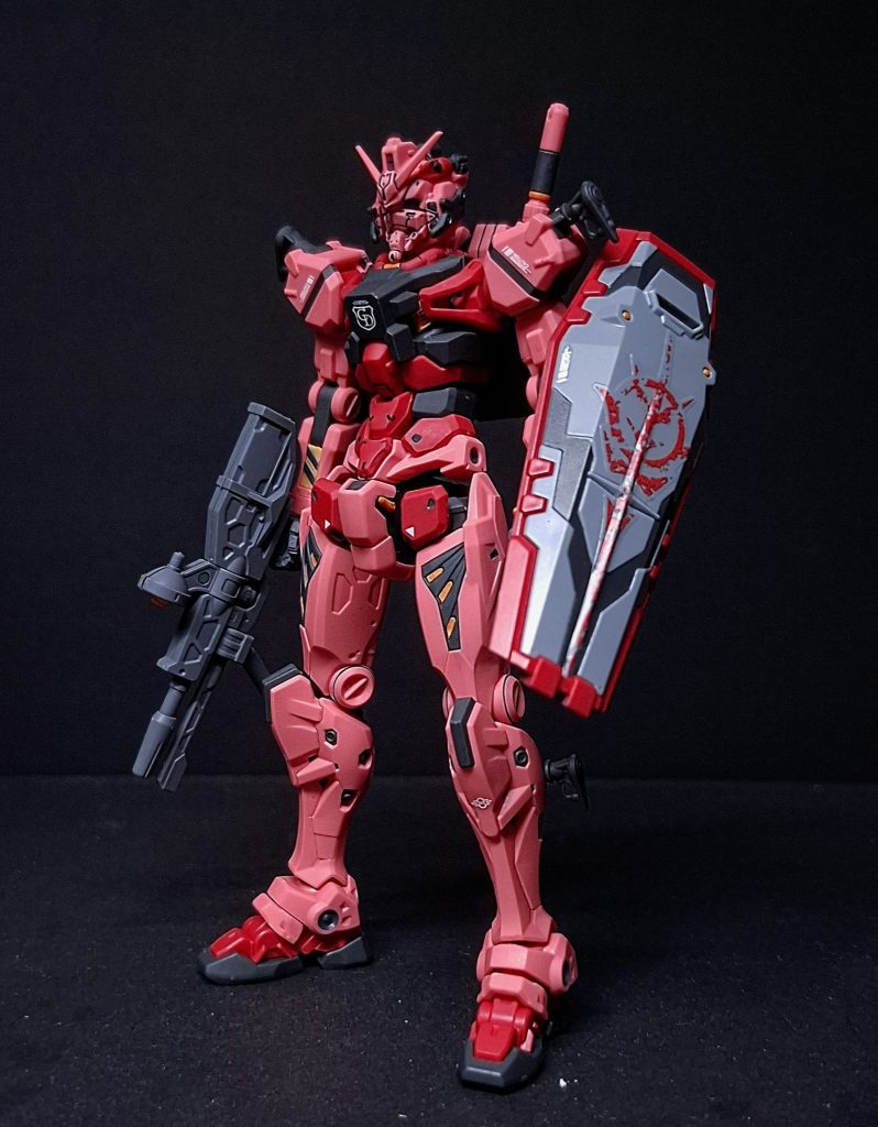 ?ビットはどうしたかって?それは赤いガンダム単品を作って満足しちゃってなかなか組み立てが進まないまま放置されちゃってます(笑)この赤いガンダムはだいぶスタイリッシュなので少し華奢に見えますね。でもカッコいい。