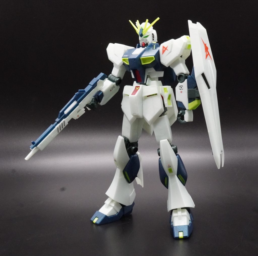 ツインアイのクリアーパーツは光沢トップコート。それ以外は、半光沢トップコートです。