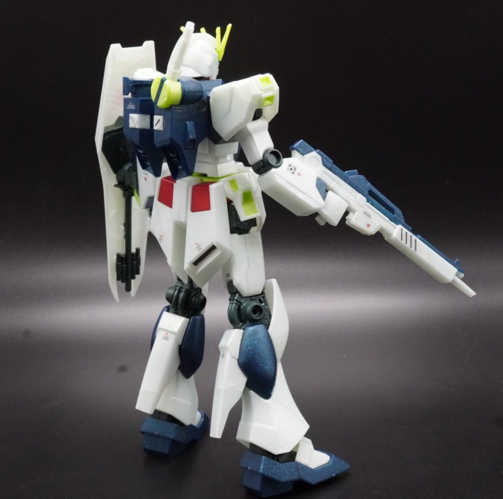 青い成型色は、ラメが凄いです。赤いパーツは、メタリックぽくて、きれいです。白いパーツは、パールで、結構透け感がありますね。黄色いパーツは、蛍光色でしょうか。白いパールのパーツは、以前作成した、MGユニコーンガンダム光の結晶体と同じような感じです。https://gumpla.jp/mg/2303479