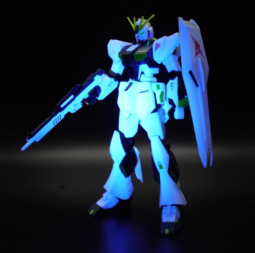 普通のパチ組とみせかけて、ブラックライトで発光します。白いパーツは、蛍光クリアーで塗装です。