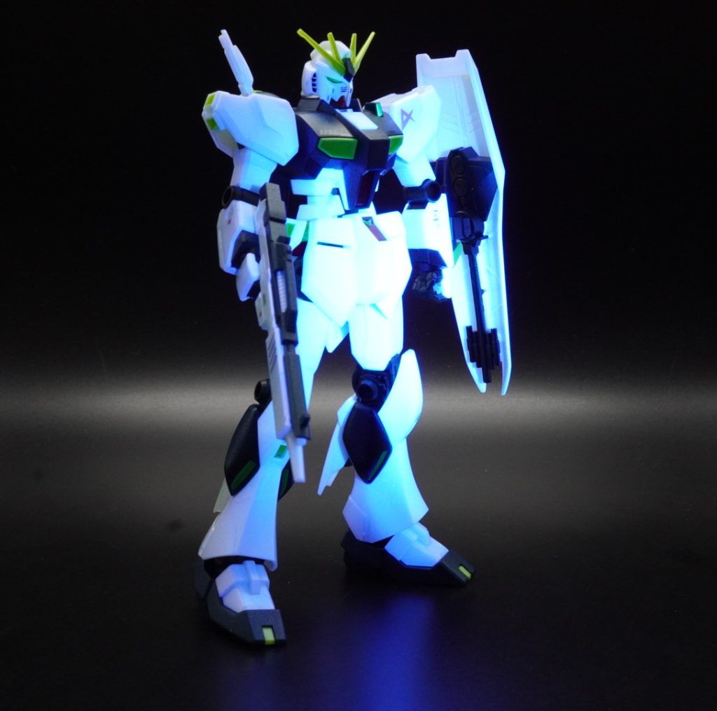 サイコフレーム発光をイメージしました。胸部センサーは、蛍光グリーンを塗装です。