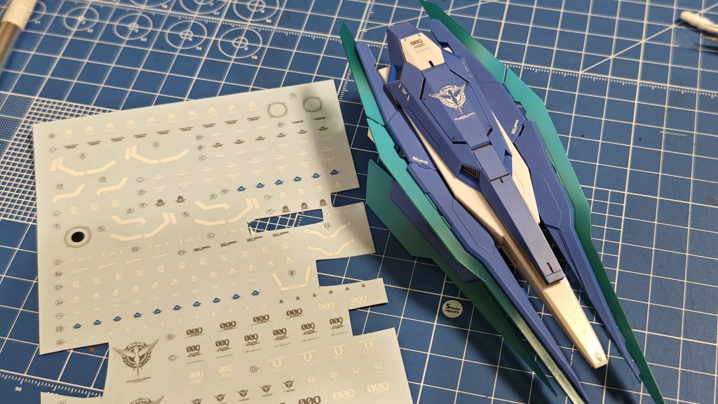 ソードビットはグラデーション塗装武装類含めて、クアンタってどことなく水星の魔女のキャリバーン感ありますよね!クアンタが断然先輩ですが。