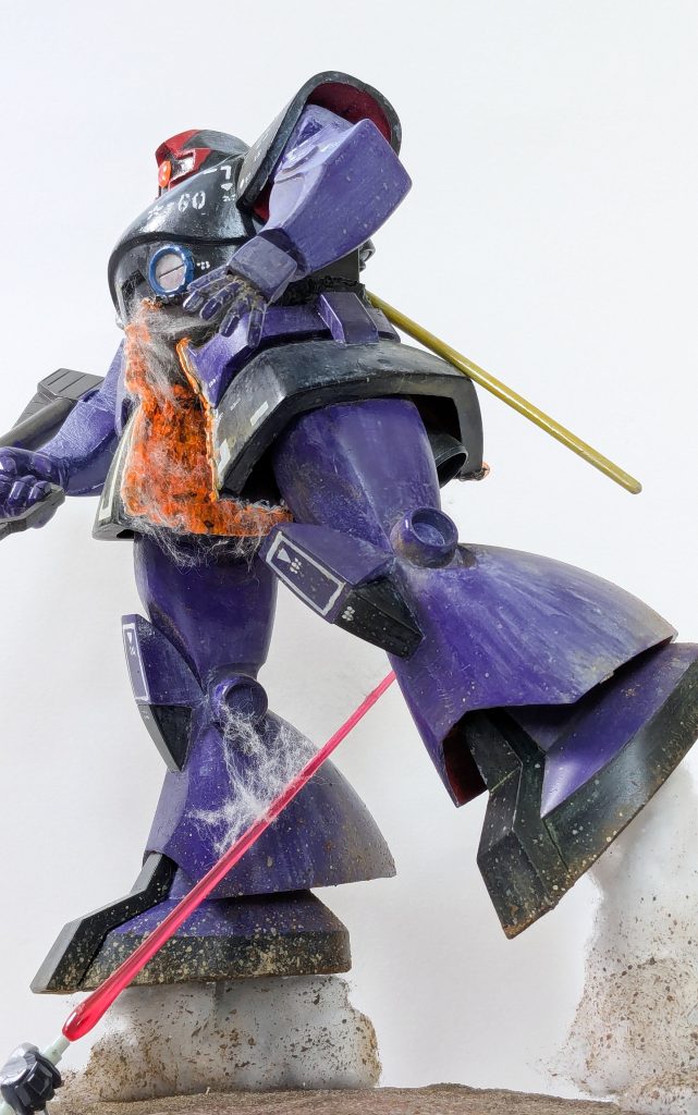 手持ちの太い針金で浮かせています。なので針金が見えないように、綿は厚めに巻いてます。