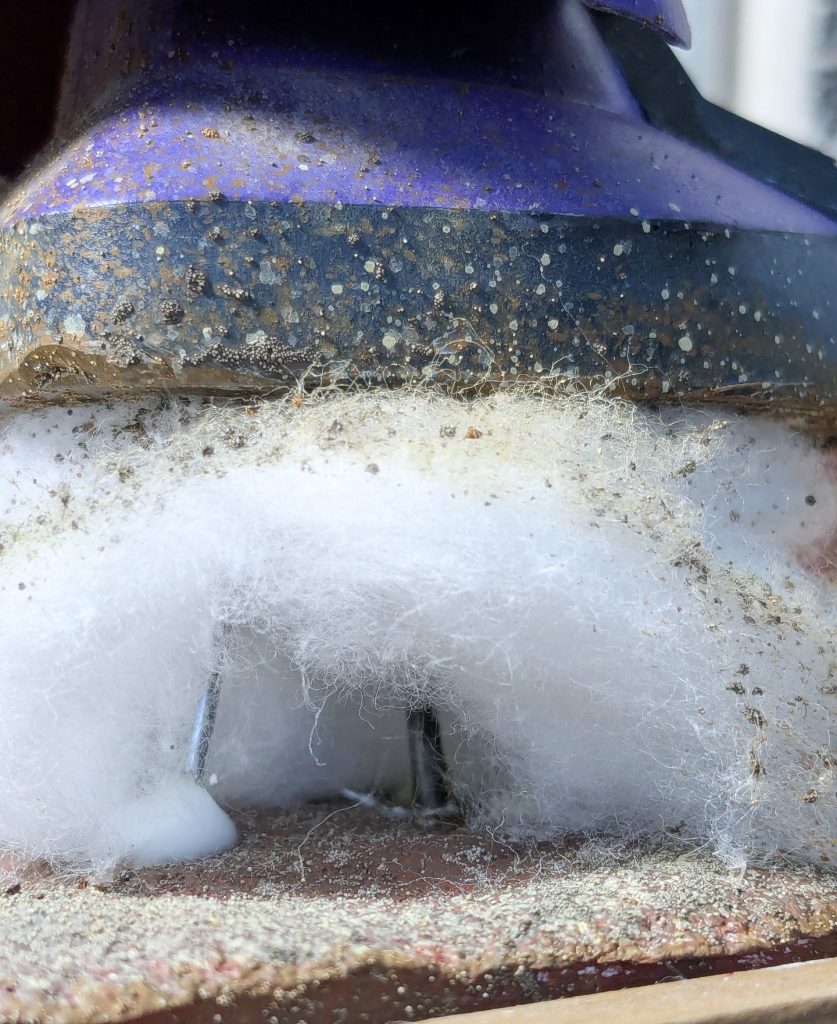 石粉粘土が薄いので、針金は右足3本、左足は1本で支えています。それでも安定感には欠けますが💦