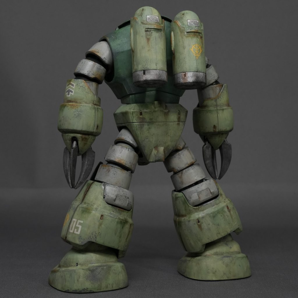 そう思って用意したのが『HGUC シャア専用ズゴック』。手持ちの水性ホビーカラーが緑系の色が多かったので、こんな色にしてみました。ラッカーの黒サフで全体を塗りつぶしてから筆塗りスタート!