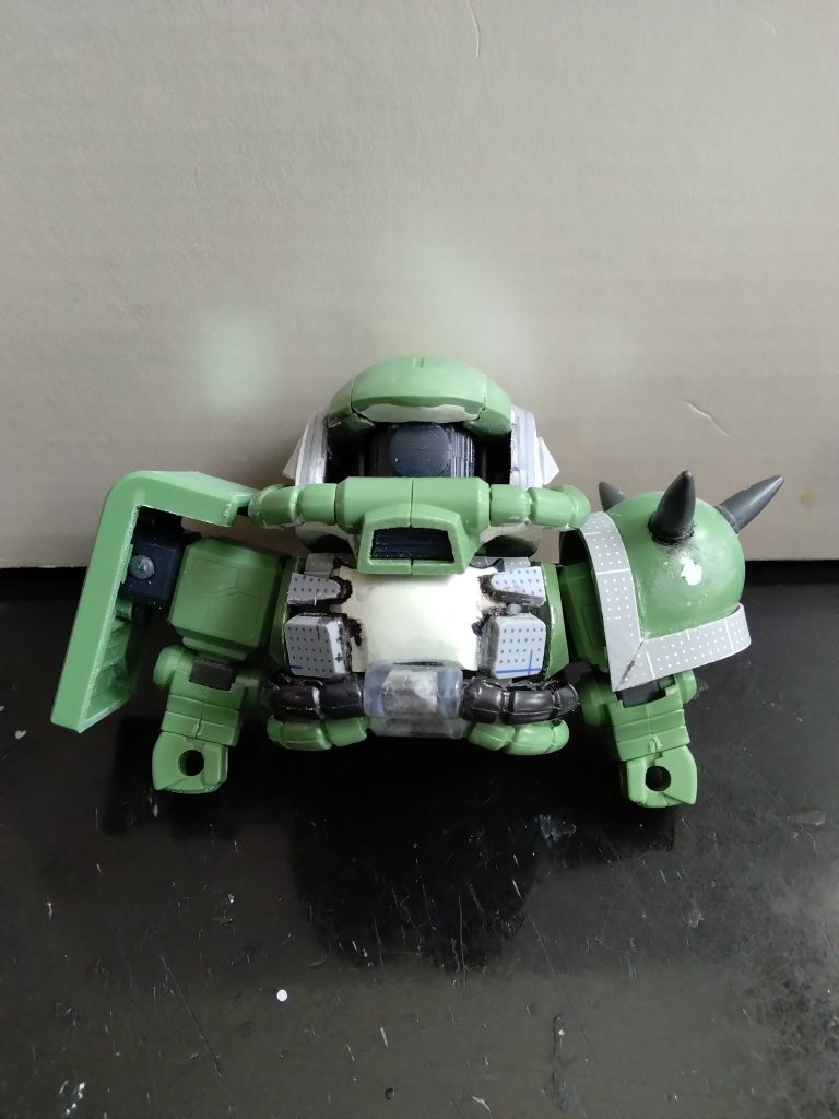 腹部の動力パイプは、頭部のパイプを2段重ねに。肩のスパイクはボールデンアームズのミサイルを使っています。胸部も、パテを盛った上でハッチ類をプラ板積層で設置、両脇も厚みを薄くしてバランスを変更しています。