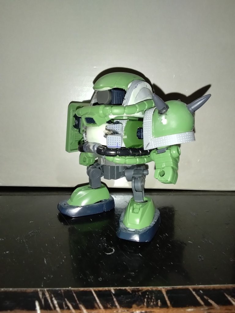 脚部は、股関節にワールドヒーローズの物を持ってきて、ボールジョイントをボールデンアームズの物に変更、同梱のアームパーツを骨組みとして、それに外装を取り付けていって、独特の形状を表現しています。