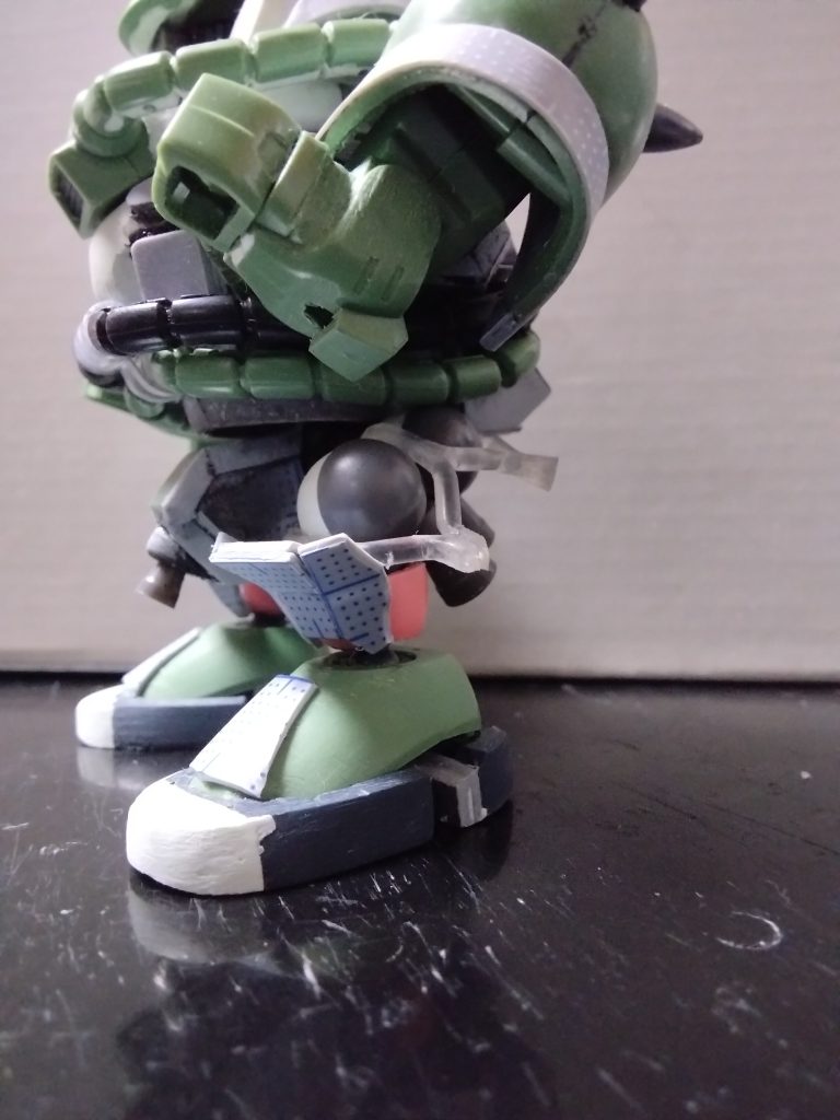 外装設置後のようすがこちら。脛はシルエットブースターのザク大腿を被せて、プラ積層した装甲パーツを貼って再現。丸タンクも、外側をwaveのオプションで、股関節側をパテ造形にすることで丸さを再現。タンクの保護柵は軟質プラ棒を曲げた物を設置。形状を読み取るのが大変でした(汗)