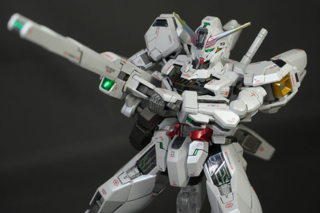 各部センサーには30MM用の3Dメタリックシール、ツインアイ等にはクレオスのUV硬化クリアパテを盛ってみました。クリアパテは初めて使いましたが、ツインアイがウルッと目力アップして、今後ガンダム系には必須の加工になりそう。