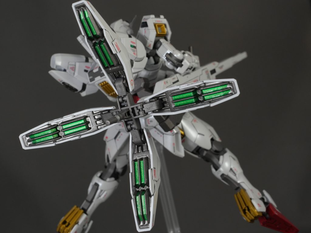 使用塗料は・・・白：成型色にガイア パールシルバー 赤：ガイア プライマリーメタリックレッド 黃：クレオス 水性スーパーファインゴールド灰：クレオス 焼鉄色フレーム部はつや消し、それ以外は光沢と質感を分けました。バリアブルロッドライフルのスラスター部はこだわりの蛍光グリーンキャンディ塗装（頑張った）！