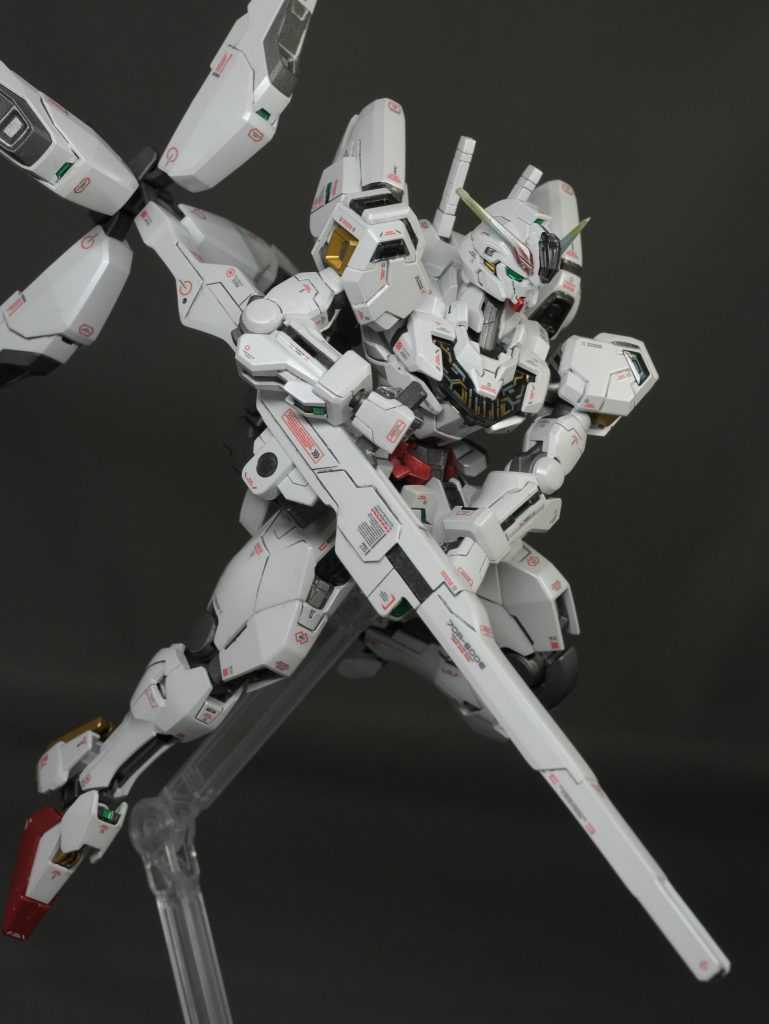 ただし、その頃の私は現在のようなイージーペインター（エアータッチ）塗装術を確立する前で、仕方なく白パーツをランナーごと缶スプレーのホワイトパールで塗装。この時に限界を感じ、現在の塗装スタイルを模索するきっかけになりました。２度目の今回こそは妥協なくイージーペインターで全塗装です！