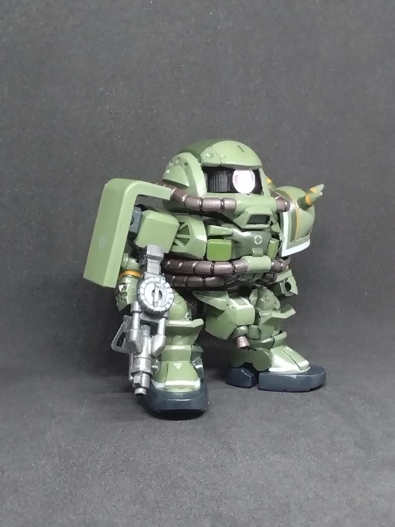 少しサイズは控えめですが、独特な形状のザクマシンガンも用意してみました。