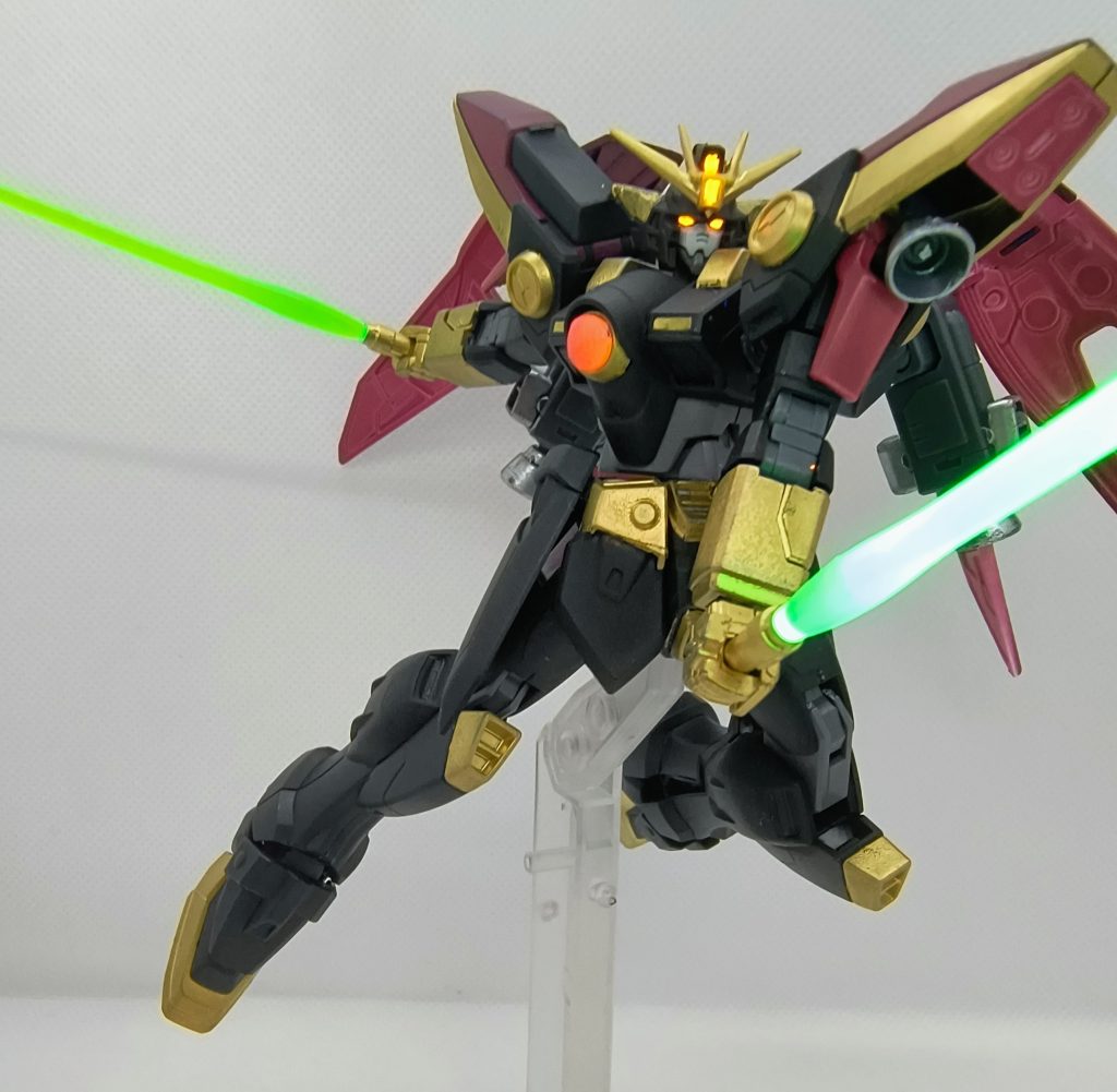 ビームサーベルの色も変えた方が良かったかな?頭部カメラと胸部クリアパーツは蛍光ピンクに塗装しているのでブラックライトに合わせて光ります