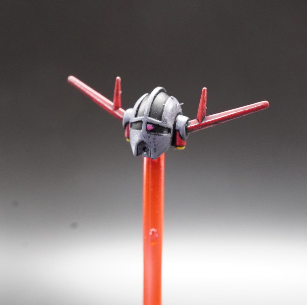 ジオングの頭は小さくて、塗るのに苦労しました。